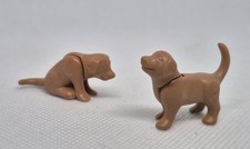 2 CHIOTS MARRONS CLAIR ASSIS ET COUCHE PLAYMOBIL...
