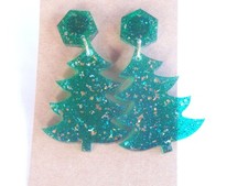 clous d'oreilles en résine