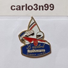 #0098 PIN'S BROCHE L' EXPLOIT PILOTE HUBERT AURIOL RALLYE VOITURE MOTO ROTHMANS