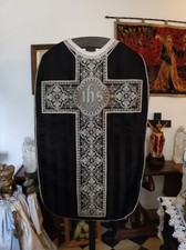 CHASUBLE NOIRE ANCIEN VETEMENT RELIGIEUX TISSU DAMASSE LITURGIQUE IHS XIXème