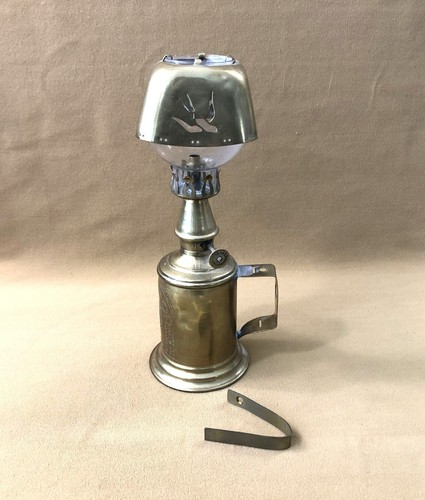 Ancienne lampe essence - à,