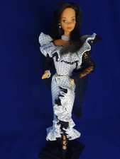 Barbie tenue Flamenco blanche à pois noirs bustier & jupe froufrou avec châle