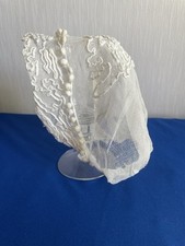 ancien bonnet enfant en tulle brodé main, cordonnet ( H80)