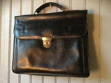 Cartable LUC D'ARVILLIERS cuir noir .TBE. ( T/Y)