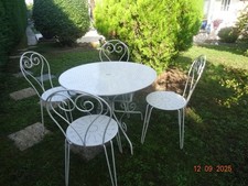 Grande  Table  de   95 cm de diametre et 4 chaises de jardin en fer