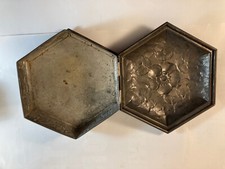 Ancienne boîte à biscuits hexagonale art déco en fer blanc repoussé - dia 20 cm