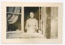 Snapshot Photo originale vintage jeune femme à sa fenêtre rideaux  - SA511