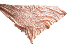 Fragment de dentelle non ourlé en forme de petit châle. 1m 65 x 60 cm