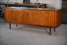 Enfilade scandinave à portes coulissantes en teck par Svend Aage Larsen 1960's