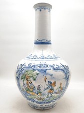 Vase pansu en faïence signé Moustiers – Décor grotesque avec Angelots 35cm