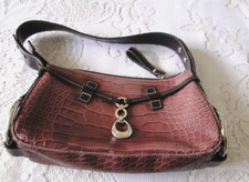 sac à main baguette porté sur épaule large courte bandoulière HEXAGONA VINTAGE