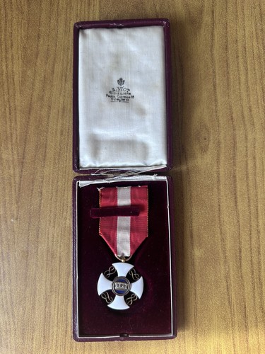 Boîte avec médaille croix - boîte,