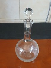 Ancienne carafe à liqueur en cristal de Baccarat. Gravée