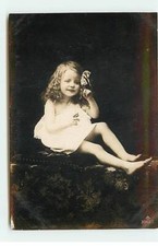 Enfants - Fillette assise portant une petit chemise, aux pieds nus - ST140 - 053