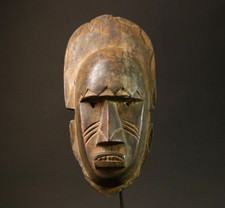 Masque africain sculpté à la