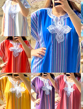 Robe caftan en coton brodé -