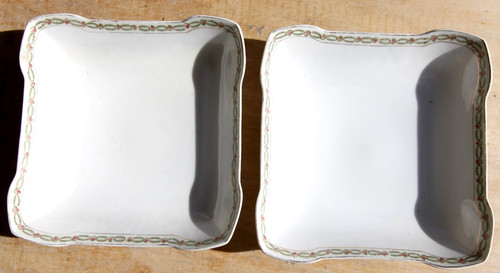 Deux plats carrés porcelaine
