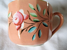TASSE  TRES ANCIENNE DIGOIN SARREGUEMINES COLORIS ROSE, DECOR FRUITS LIBELLULE
