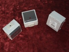 Un Bouton poussoir bascule étanche à  voyant (vendu avec)  Inotech 130456 neuf