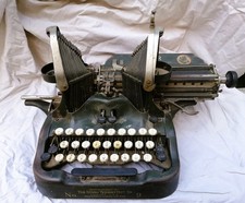 Machine à écrire de la marque OLIVER