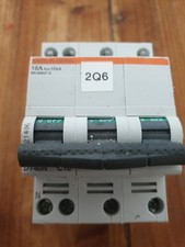 DISJONCTEUR TETRAPOLAIRE 4P