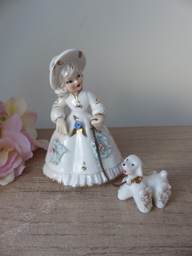 Figurine femme promenant - femme,