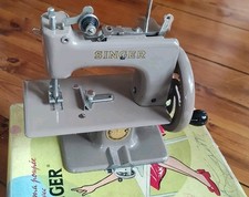 Baby Singer, Sewing Machine, 1950's Machine à coudre, (Old Toy) Jouet + Boîte 