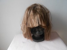 lot de 2 ANCIENNES PERRUQUES DE THEATRE.  ADULTE . Cheveux clair et foncé...