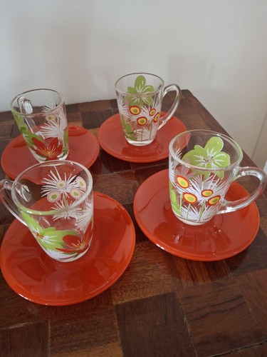 Tasses café et soucoupes - tasses, À