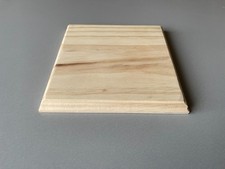 socle carré en bois brut pour