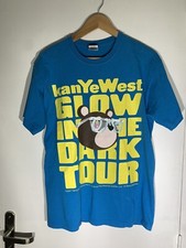 anye West x Takashi Murakami Glow In The Dark Tour 2007 T-shirt Bleu/Jaune