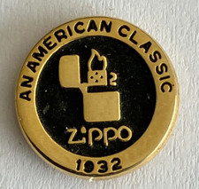 40 - Pin's BRIQUET TEMPETE ZIPPO AMERICAN CLASSIC 1932 - au verso MADE IN U.S.A