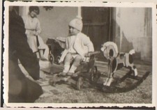 PHOTO ENFANT AVEC JOUETS