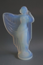 FIGURINE EN VERRE OPALESCENT