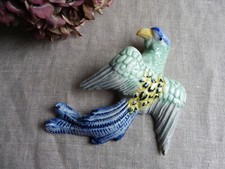 OISEAU MURAL ANCIEN - PERRUCHE EN PORCELAINE POLYCHROME