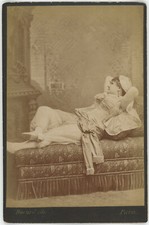 Cabinet c.1890. Portrait d'une femme allongée en tenue orientale par Bacard fils