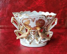 Vase d'église avec oiseaux en