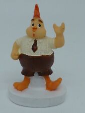 MINI FIGURINE RESINE DISNEY POULET AVEC UNE CRAVATTE
