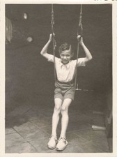 ANCIENNE PHOTOGORAPHIE ENFANT SUR SA BALANCOIRE