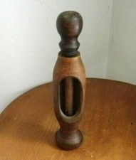 Ancien embouchonneur de bouteille en bois
