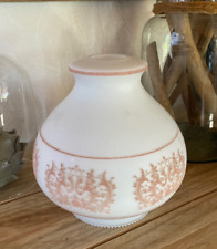 Globe en opaline blanche et décor en relief rose pâle, suspension années 60/70.