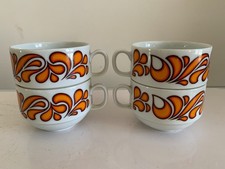 LOT 4 TASSES PORCELAINE