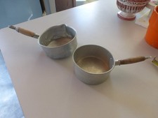 lot dinette  2 anciennes casseroles manche en bois 10 € les 2