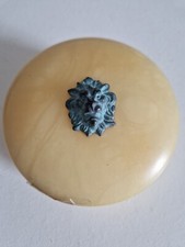 Boîte en albâtre ancienne décor tête de lion Ref.C1