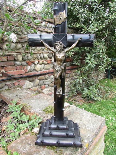 Très grand crucifix ancien