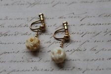 bijou paire de boucle d'oreille à clips pendante os sculpté métal doré vintage