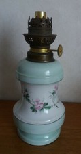 ancienne lampe à pétrole en porcelaine / décor fleurettes / vert clair céladon
