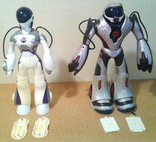 WOWWEE ROBOT LOT FEMISAPIEN &