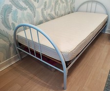 lit métallique une personne + sommier à lattes + matelas , pratiquement neufs 