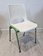 Petite chaise d'école maternelle vintage en plastique Blanche années 70